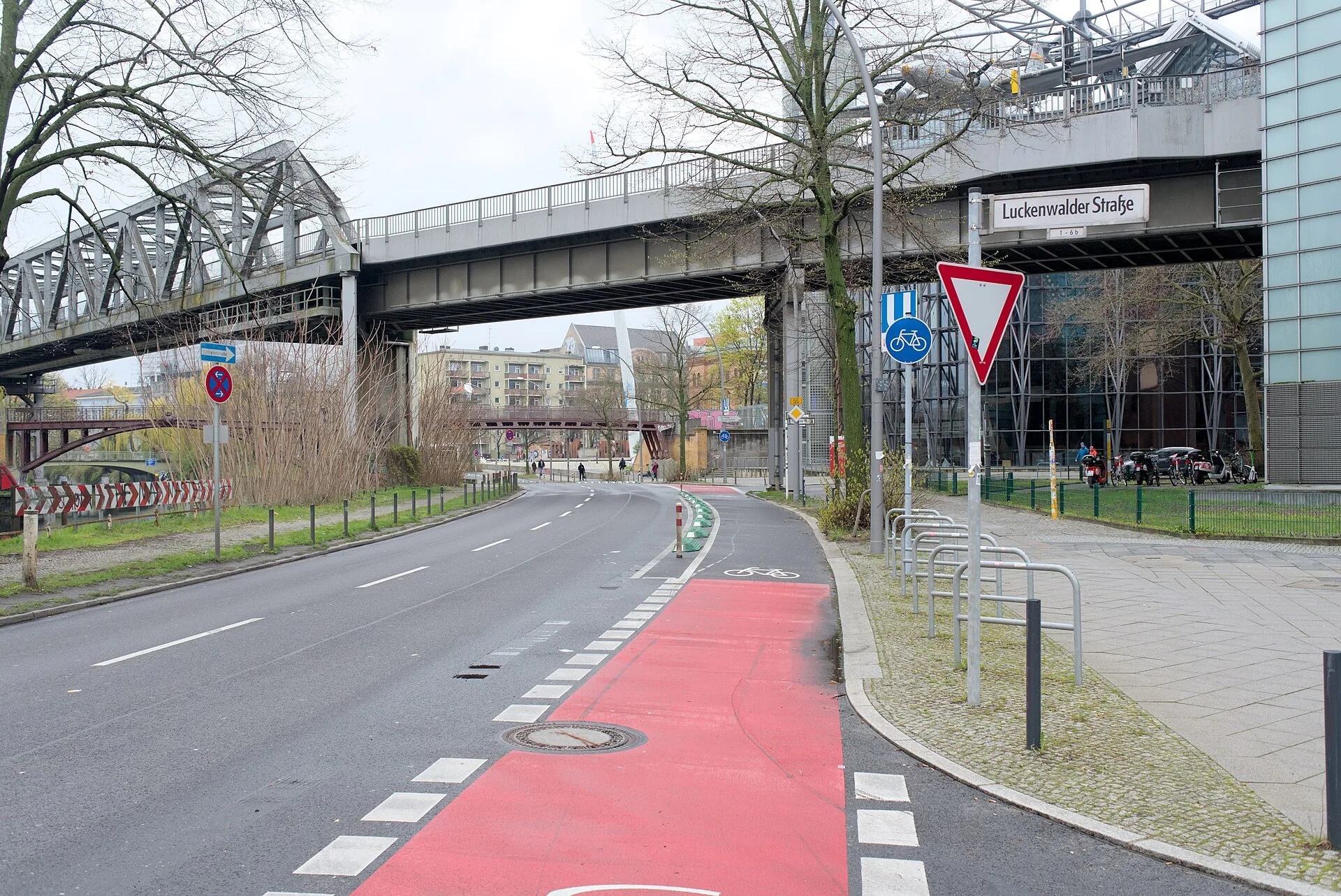 Geschützter Radfahrstreifen Tempelhofer Damm Ecke Luckenwalder Straße. Paved cycling routes compared: separation, surface and intersections