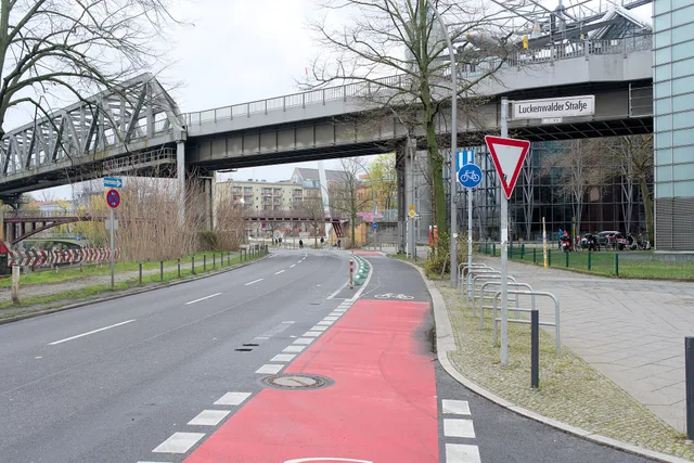 Geschützter Radfahrstreifen Tempelhofer Damm Ecke Luckenwalder Straße. Paved cycling routes compared: separation, surface and intersections